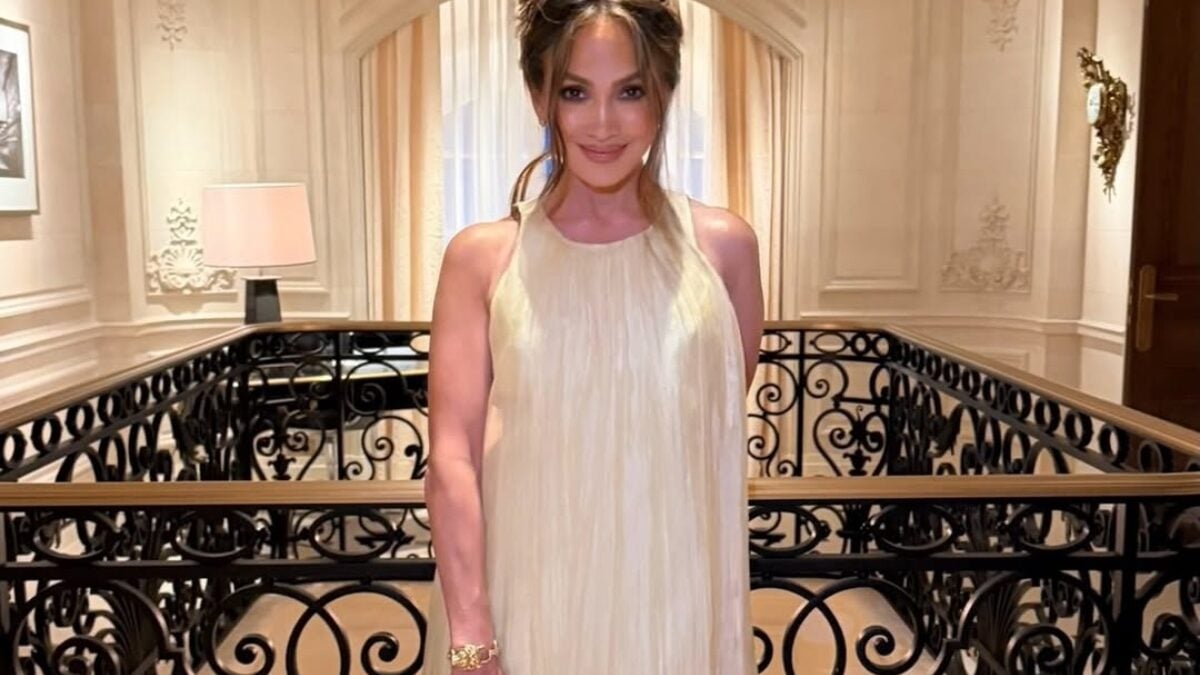 Απόλυτα chic ή super αποκαλυπτική: Η Jennifer Lopez στο Παρίσι δείχνει ότι μπορεί να είναι και τα δύο