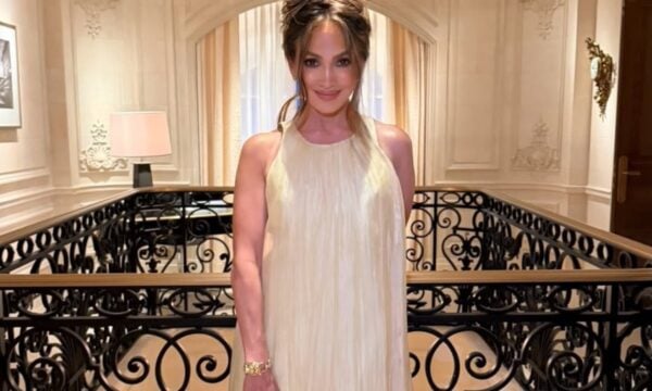 Απόλυτα chic ή super αποκαλυπτική: Η Jennifer Lopez στο Παρίσι δείχνει ότι μπορεί να είναι και τα δύο