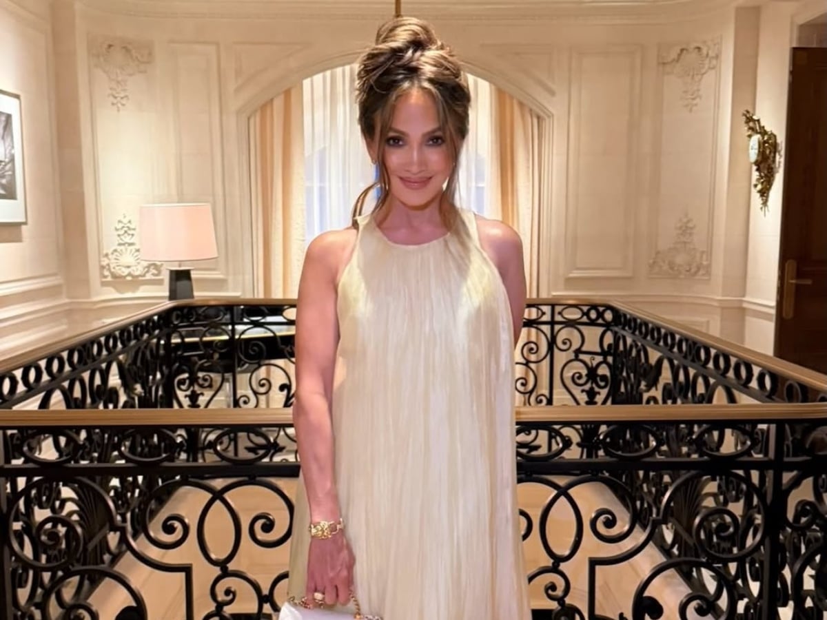 Απόλυτα chic ή super αποκαλυπτική: Η Jennifer Lopez στο Παρίσι δείχνει ότι μπορεί να είναι και τα δύο