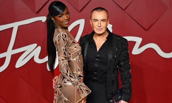 Julien Macdonald στην Αθηναϊκή Ριβιέρα: Ο σχεδιαστής των supermodels και των κορυφαίων σταρ επισκέπτεται το Island