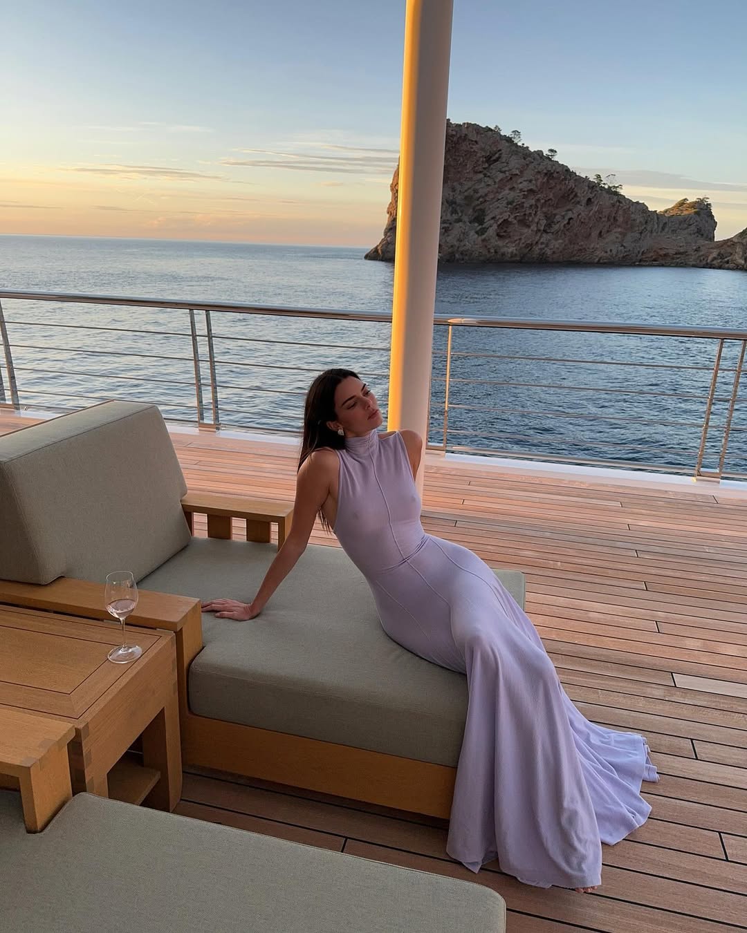 Mediterranean Style: Το καλοκαιρινό dress code που υιοθετούν οι διάσημες στις διακοπές τους