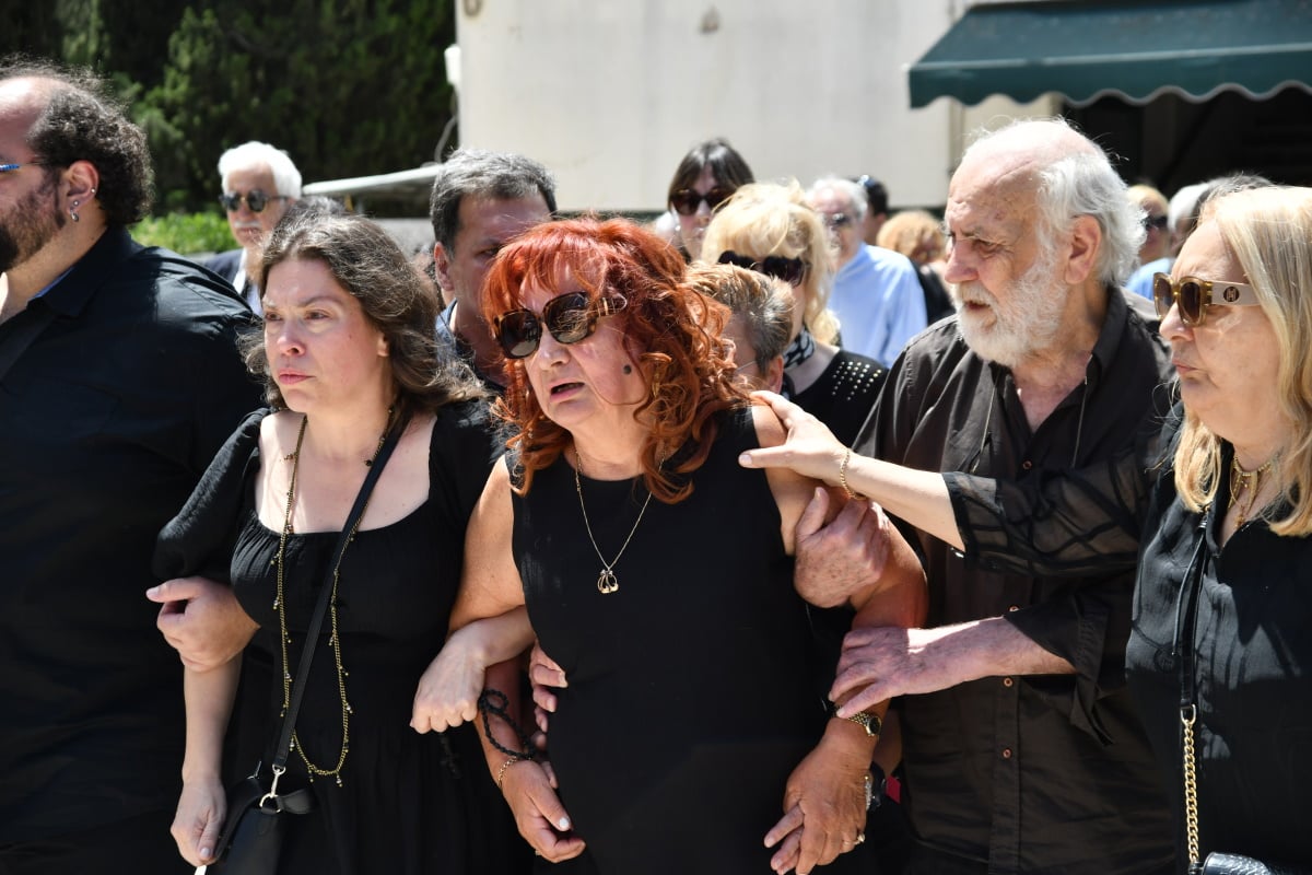 Μαίρη Ραζή στην κηδεία του συζύγου της, Σωτήρη Τσόγκα