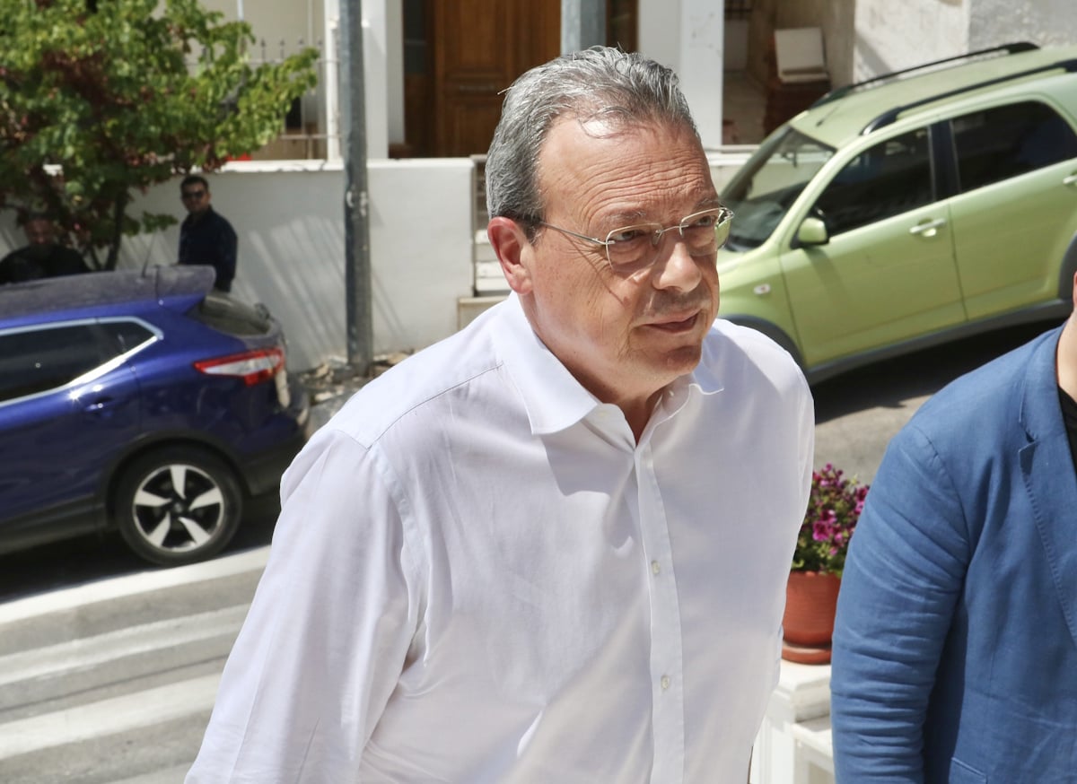 Νάσος Αθανασίου: Συγκλονισμένη η γυναίκα του στην τελετή – Πλήθος κόσμου στο ύστατο «αντίο»