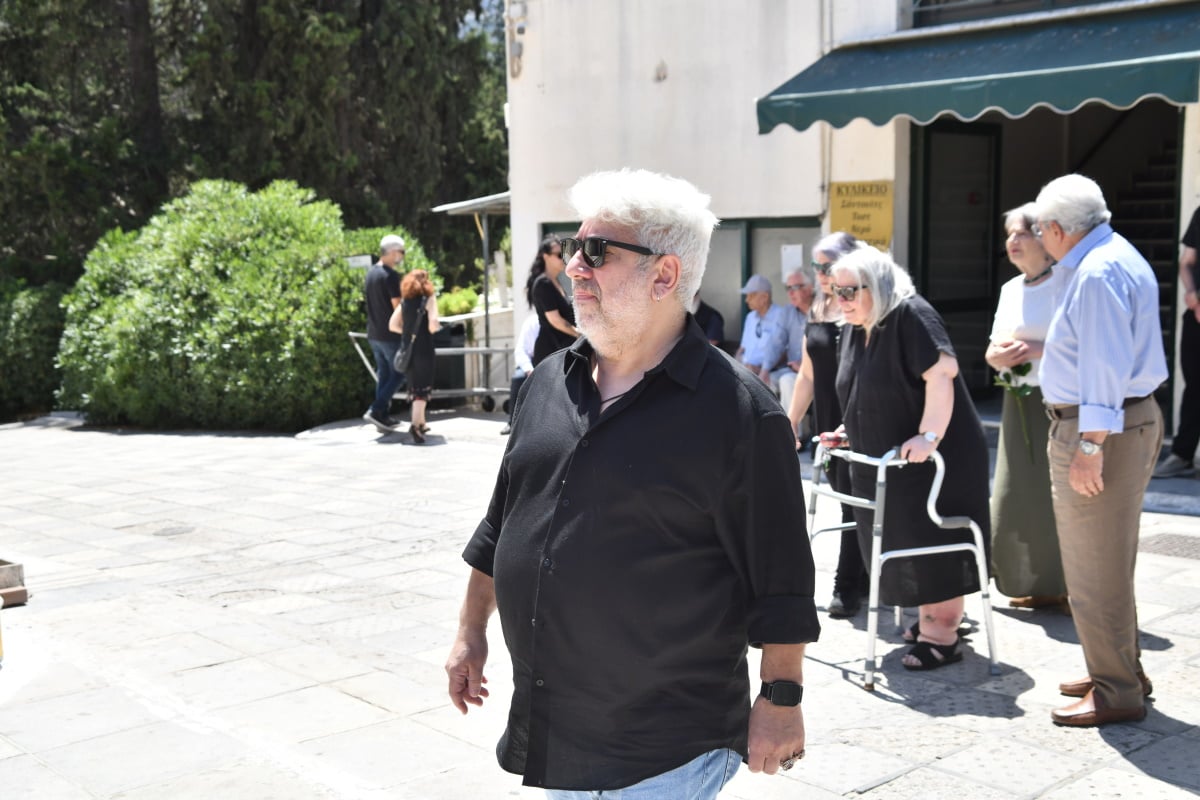 Μαίρη Ραζή στην κηδεία του συζύγου της, Σωτήρη Τσόγκα