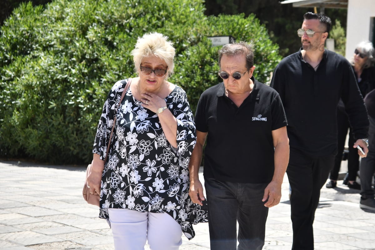 Μαίρη Ραζή στην κηδεία του συζύγου της, Σωτήρη Τσόγκα