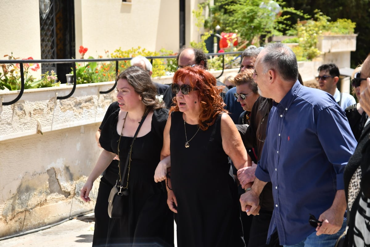 Μαίρη Ραζή στην κηδεία του συζύγου της, Σωτήρη Τσόγκα