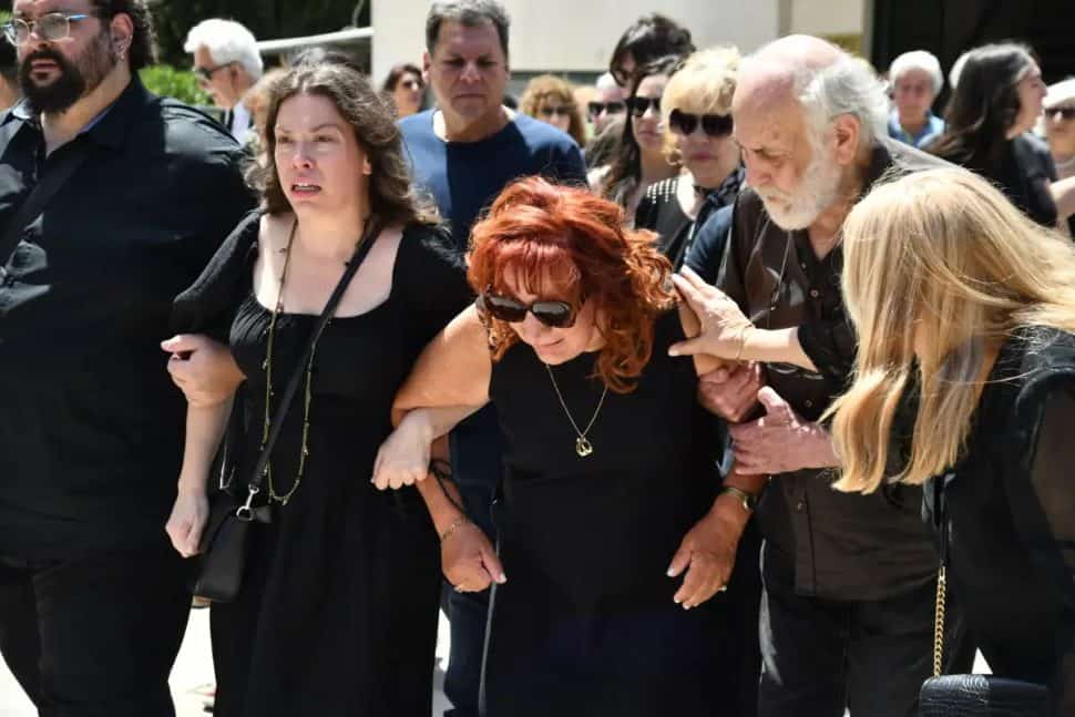 Μαίρη Ραζή στην κηδεία του συζύγου της
