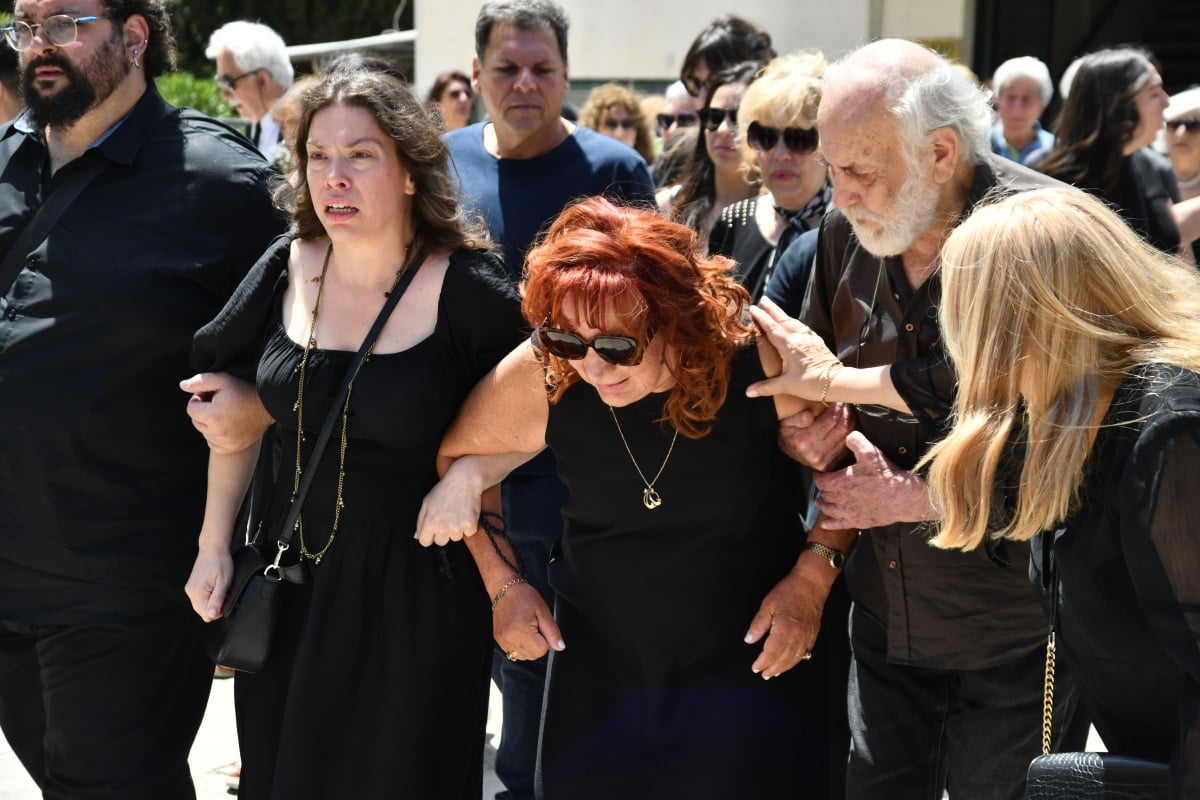 Μαίρη Ραζή στην κηδεία του συζύγου της, Σωτήρη Τσόγκα
