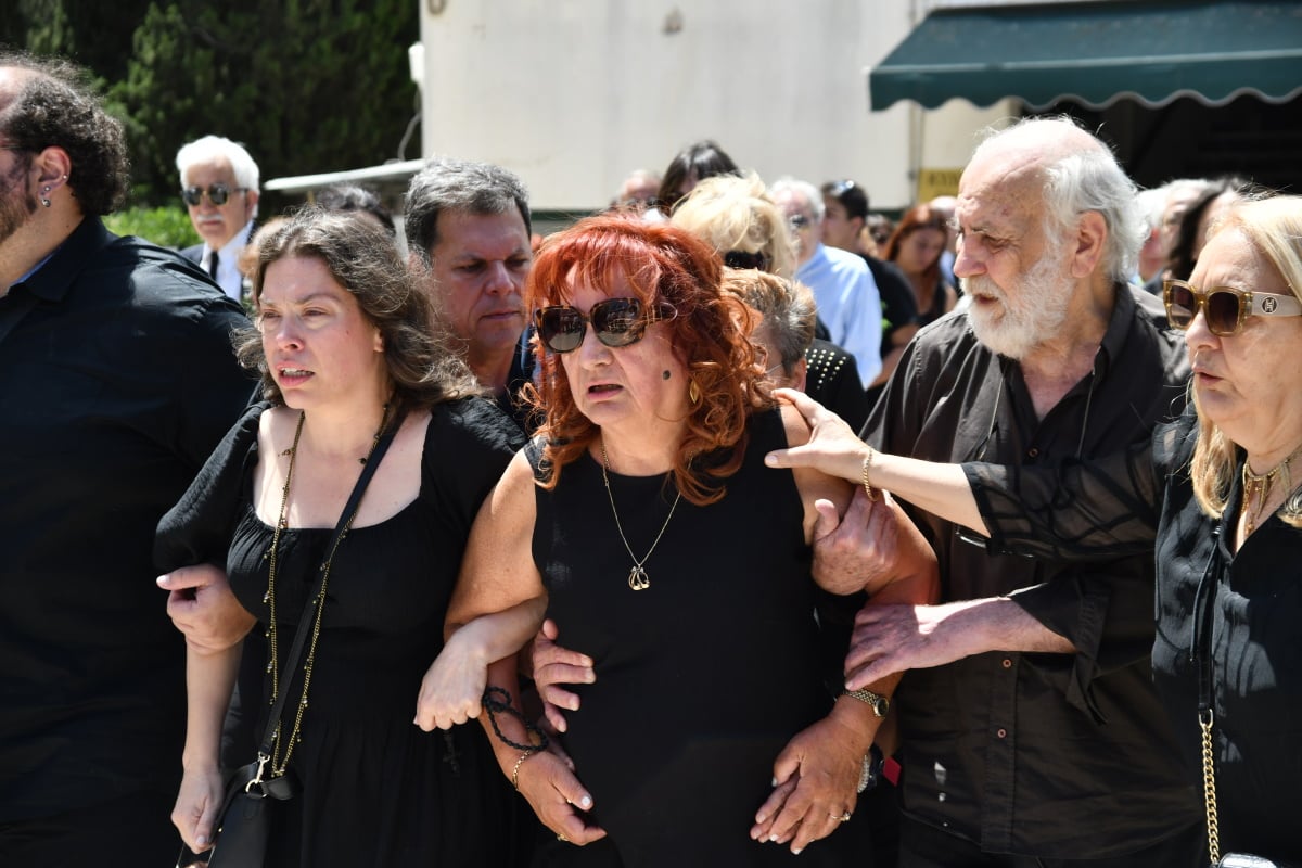 Μαίρη Ραζή στην κηδεία του συζύγου της, Σωτήρη Τσόγκα