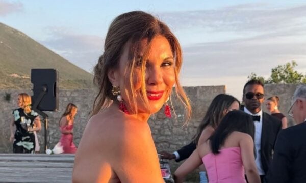 Κατερίνα Κικίλια: Η εντυπωσιακή παρουσία της αδελφής του Βασίλη Κικίλια με κόκκινο φόρεμα στον γάμο της Αμαλίας Κωστοπούλου