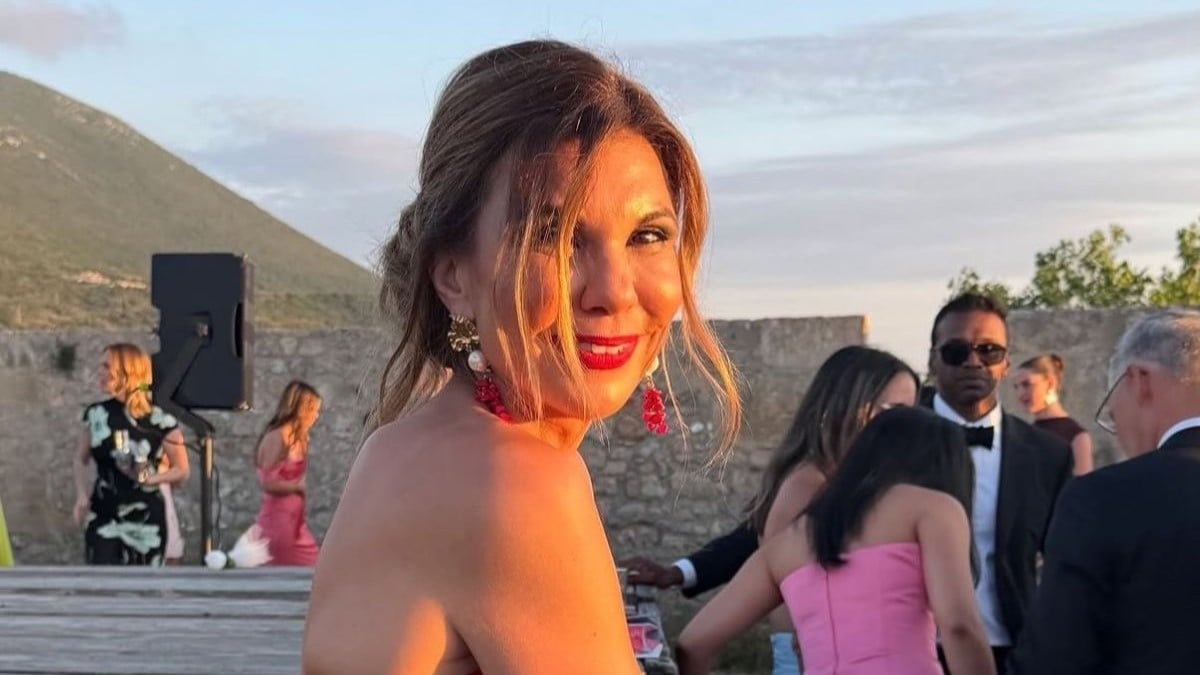 Κατερίνα Κικίλια: Η εντυπωσιακή παρουσία της αδελφής του Βασίλη Κικίλια με κόκκινο φόρεμα στον γάμο της Αμαλίας Κωστοπούλου