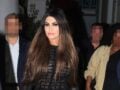 Κίμπερλι Γκίλφοϊλ: Με μαύρο φόρεμα στα γραφικά δρομάκια της Μυκόνου