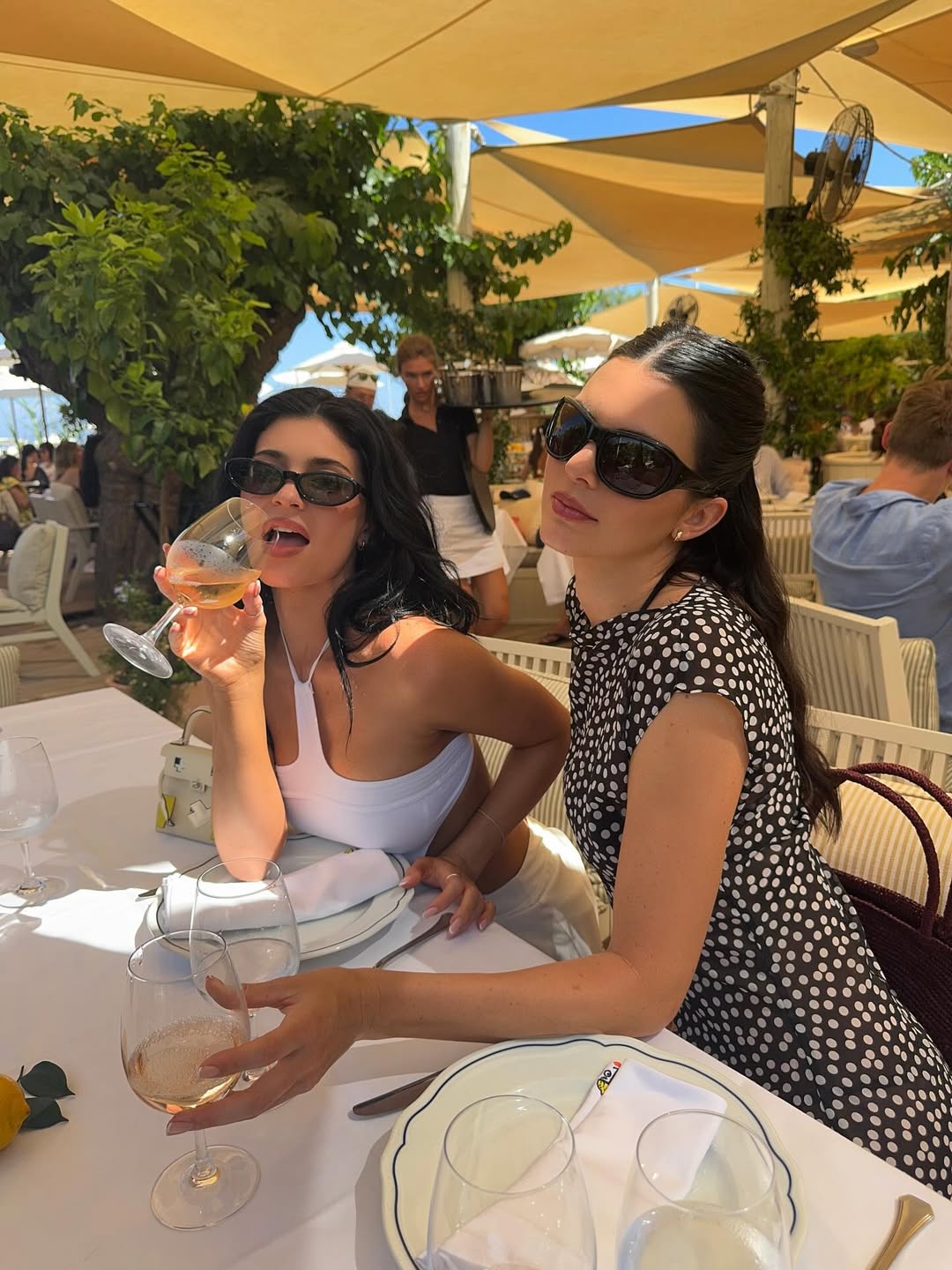 Mediterranean Style: Το καλοκαιρινό dress code που υιοθετούν οι διάσημες στις διακοπές τους