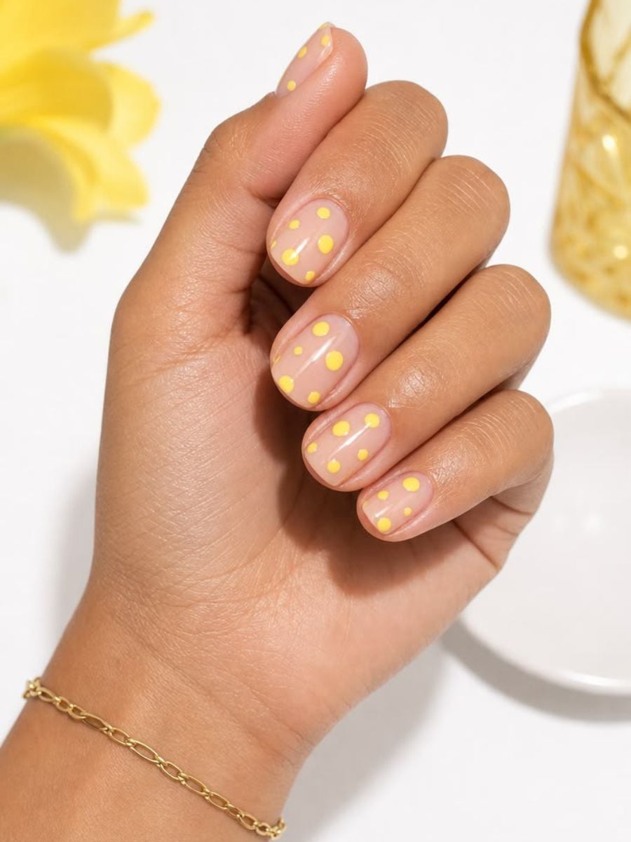 Butter yellow νύχια παραμένουν στα trends για δεύτερη συνεχόμενη χρονιά