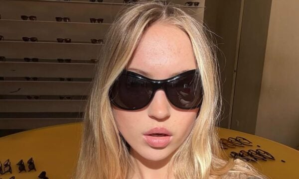 Η Gen Z φέρνει ξανά στη μόδα τα oversized γυαλιά ηλίου των 2000s