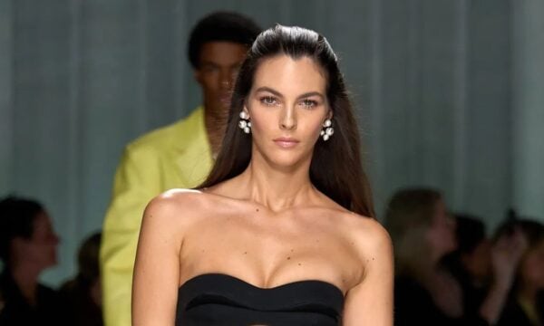 Rich Skin Girl: Πώς να αγκαλιάσετε τη φρέσκια τάση στο μακιγιάζ που «εξαφανίζει» τη θαμπή όψη
