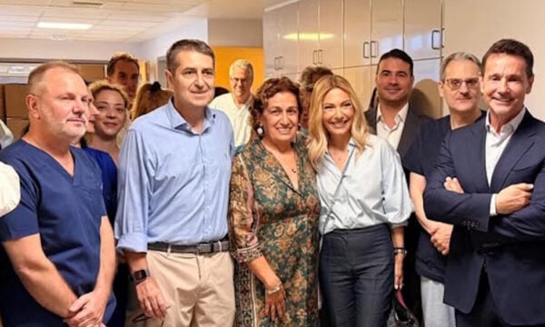 Γιώργος Μυλωνάκης: Επέστρεψε στον Ευαγγελισμό για να ευχαριστήσει γιατρούς και προσωπικό, στο πλευρό του η Τίνα Μεσσαροπούλου