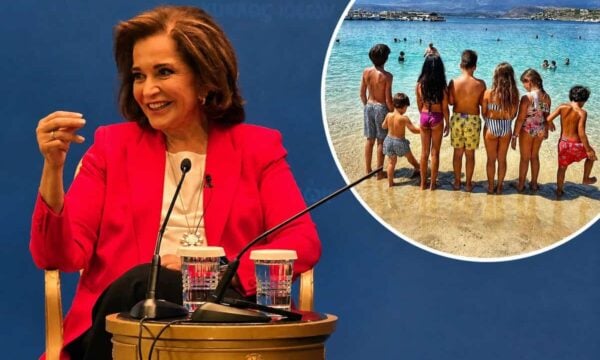 Ντόρα Μπακογιάννη: Χαμογελά ξανά μετά τον καρκίνο στο αίμα, οι στιγμές στην Κρήτη και οι βουτιές με τα εγγόνια της