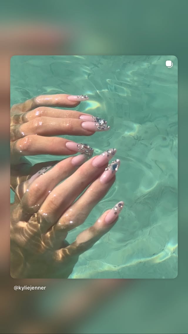 Το καλοκαιρινό νύχια της Kylie Jenner αποθεώνουν τον μαξιμαλισμό