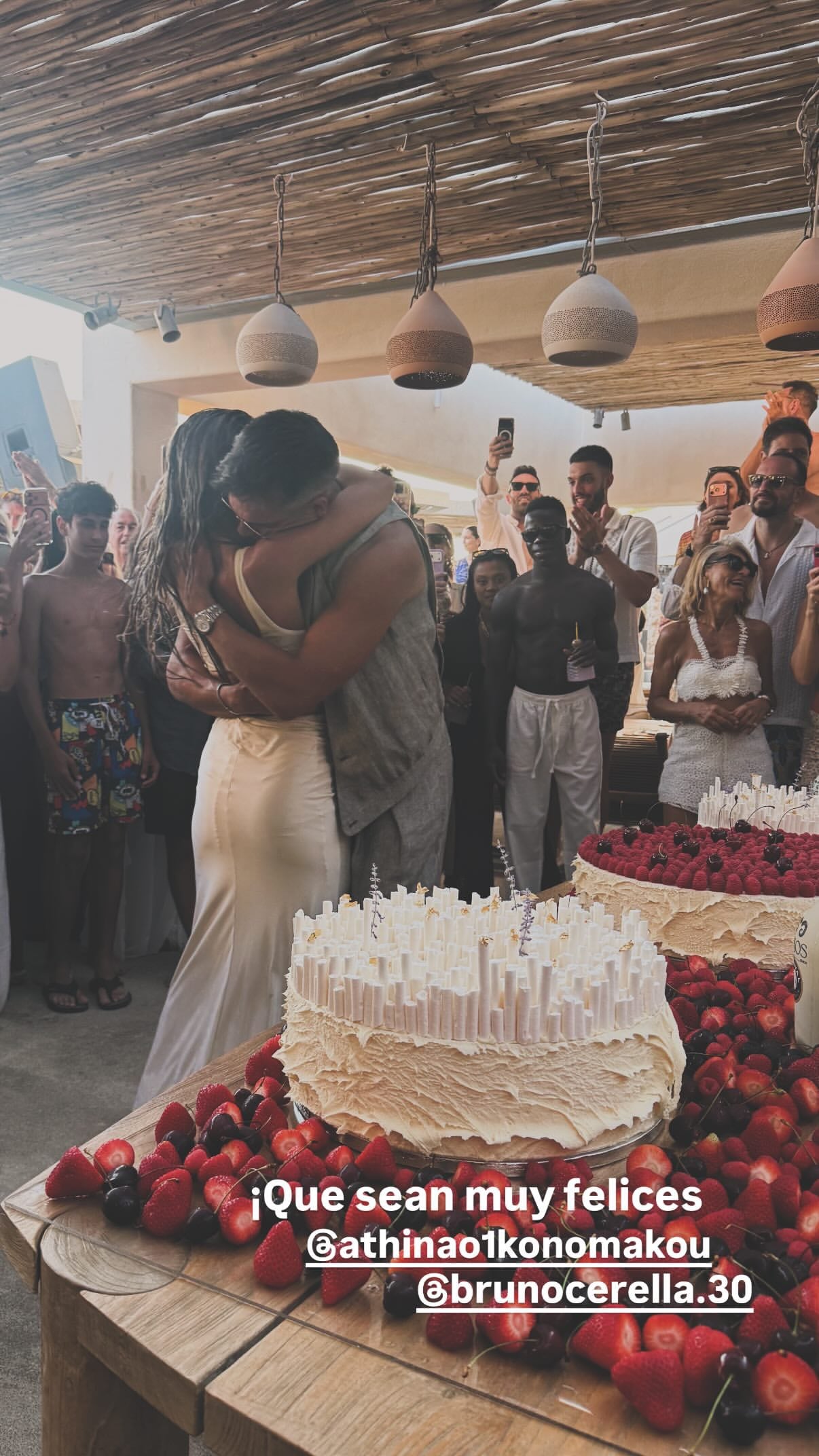 Αθηνά Οικονομάκου – Μπρούνο Τσερέλα: Pre-wedding party στην Πάρο με ξέφρενους χορούς, φιλιά και celebrities καλεσμένους