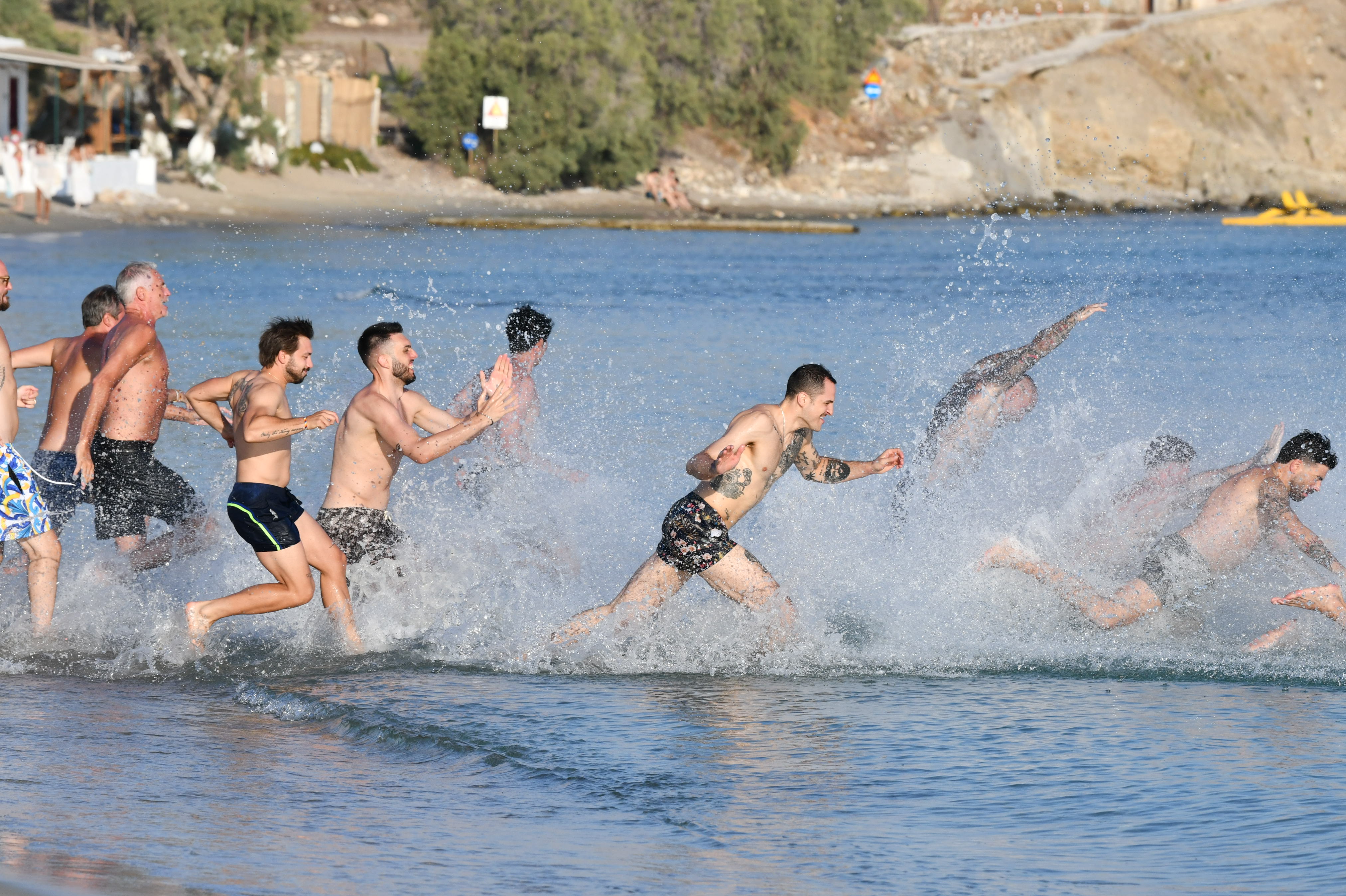 Αθηνά Οικονομάκου – Μπρούνο Τσερέλα: Pre-wedding party στην Πάρο με ξέφρενους χορούς, φιλιά και celebrities καλεσμένους