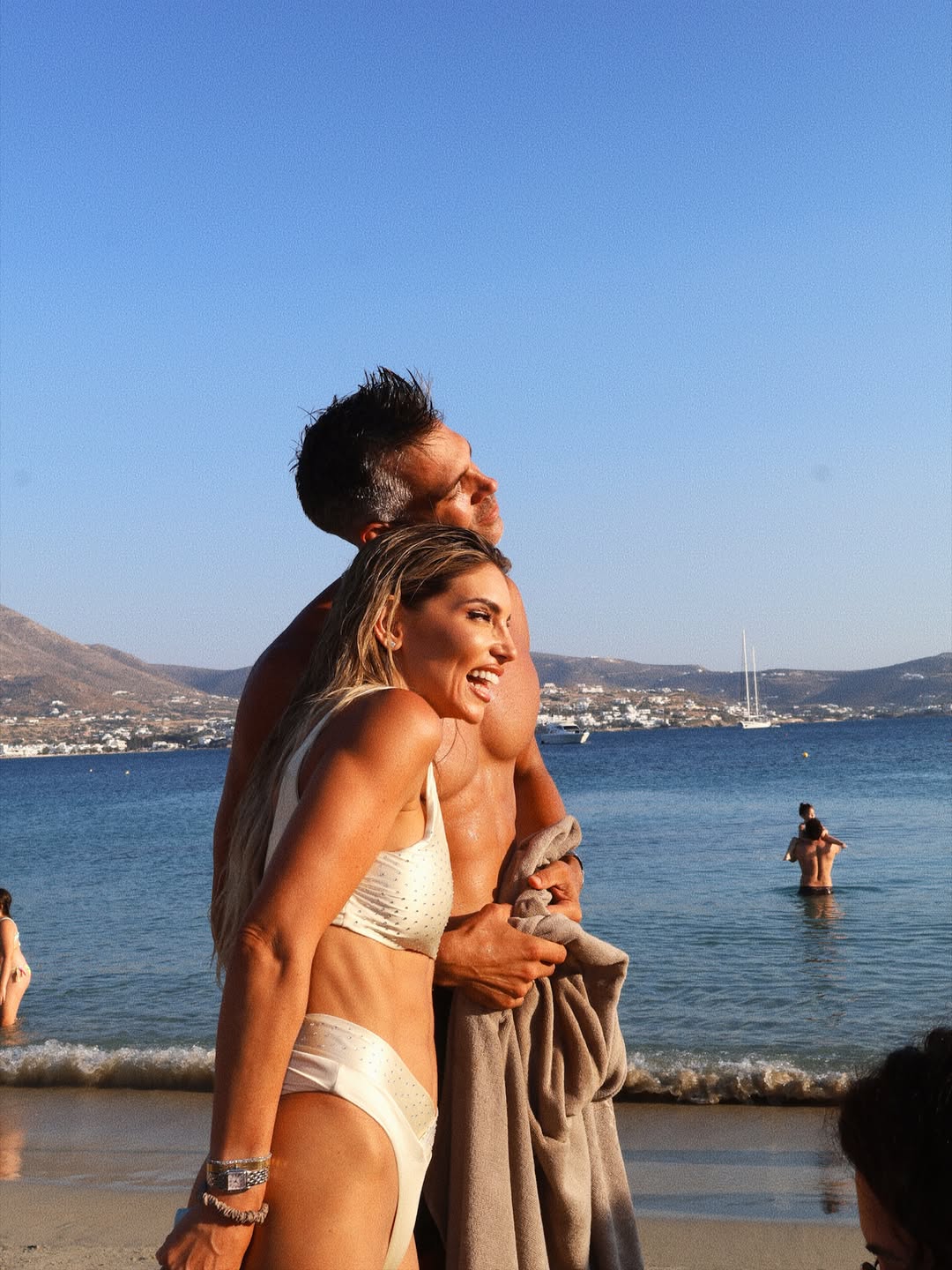Αθηνά Οικονομάκου – Μπρούνο Τσερέλα: Pre-wedding party στην Πάρο με ξέφρενους χορούς, φιλιά και celebrities καλεσμένους