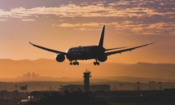 Αεροπορικές πτήσεις: Τέλος στις κρυφές χρεώσεις – Τι αλλάζει για παιδιά, αποσκευές και καθυστερήσεις