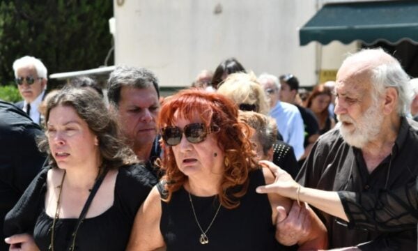 Μαίρη Ραζή στην κηδεία του συζύγου της, Σωτήρη Τσόγκα