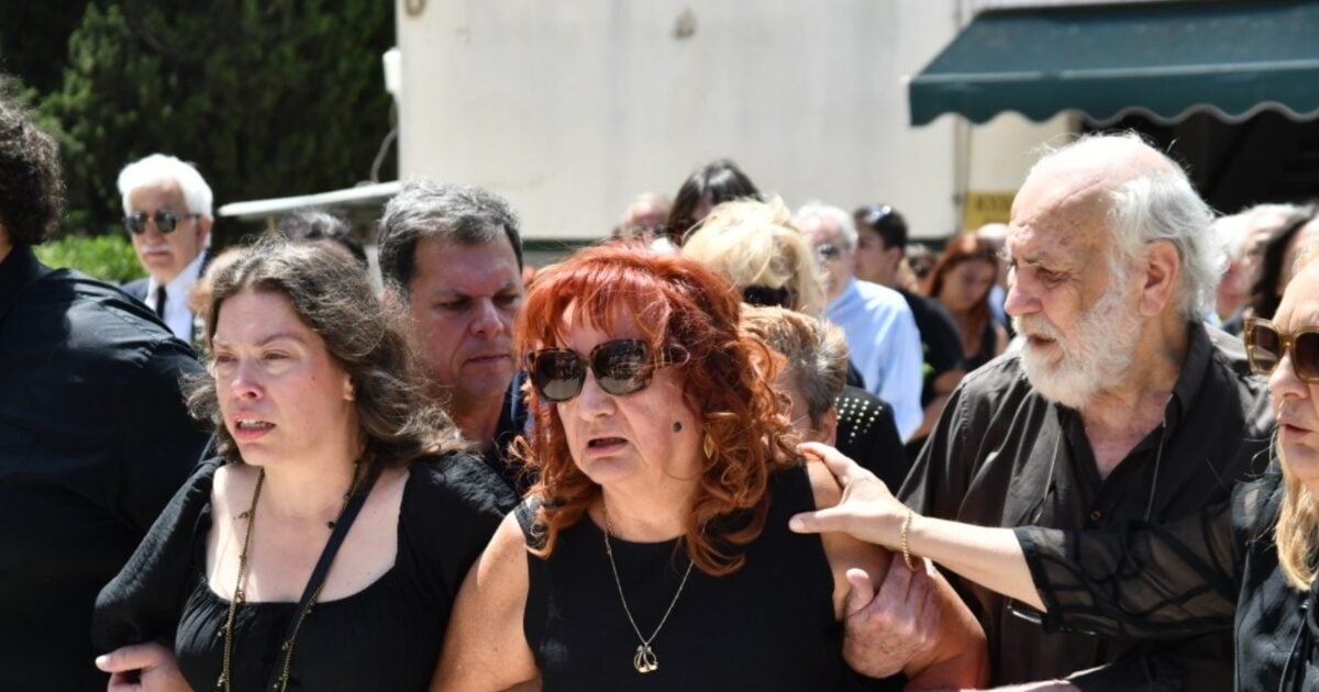 Μαίρη Ραζή στην κηδεία του συζύγου της, Σωτήρη Τσόγκα