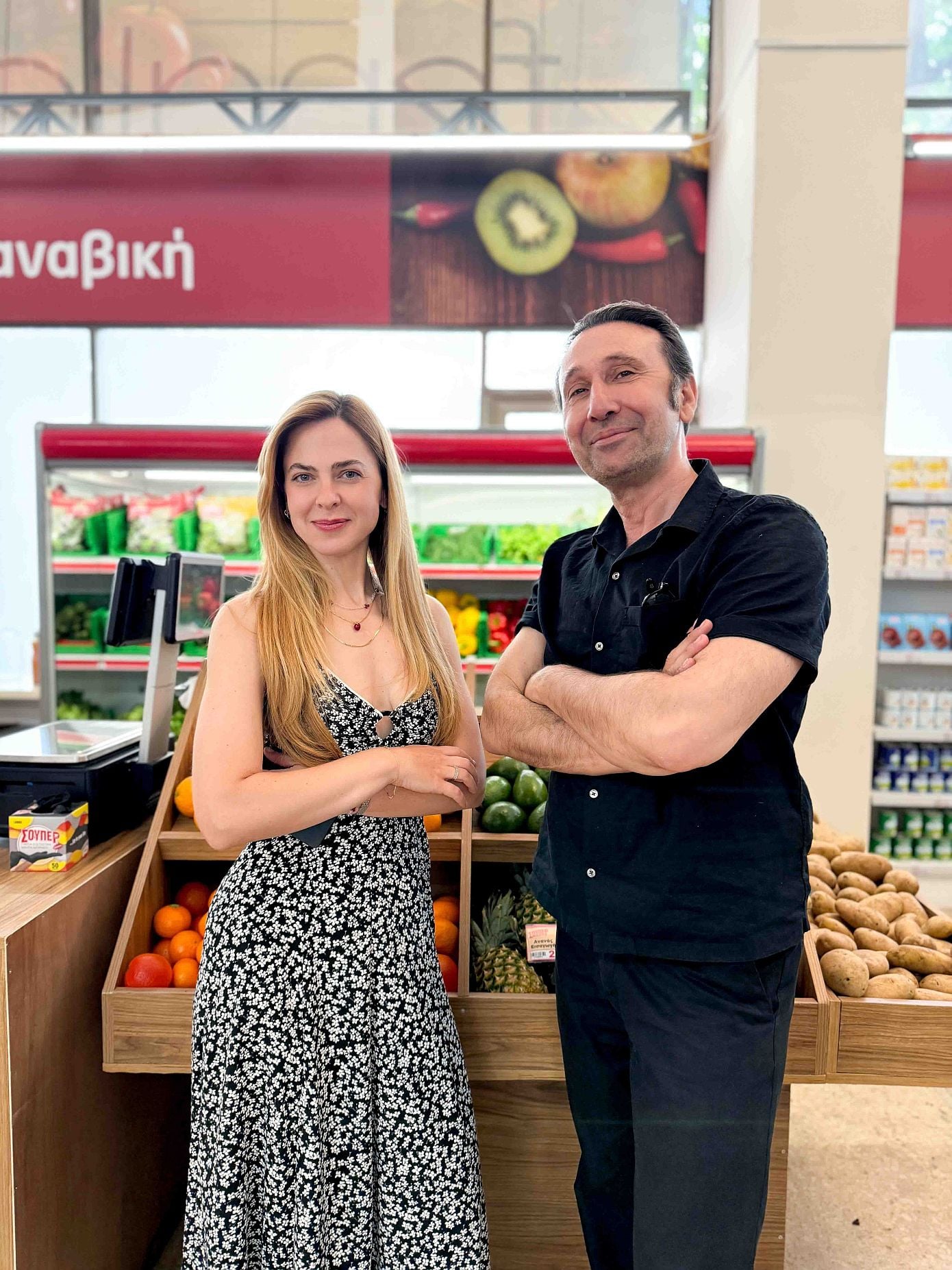 «Σούπερ Ήρωες»: Ο Βασίλης και ο Περικλής κατασκοπεύουν τον ανταγωνισμό σε ανταγωνιστικό ντελικατέσεν που ανοίγει
