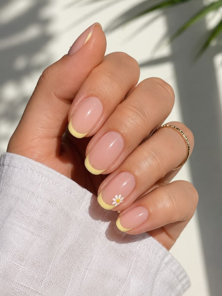 Butter yellow νύχια παραμένουν στα trends για δεύτερη συνεχόμενη χρονιά