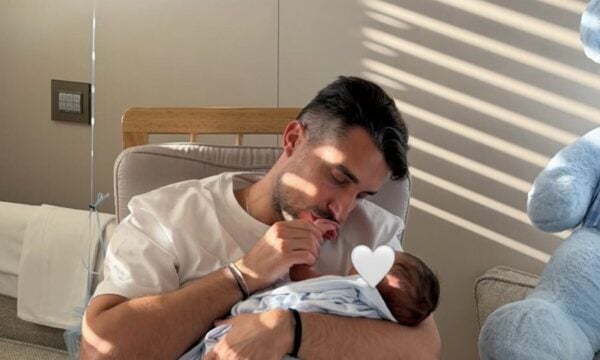 Σάκης Κατσούλης: Η φωτογραφία από την κουζίνα με τον νεογέννητο γιο του στο πρώτο τους πρωινό μαζί