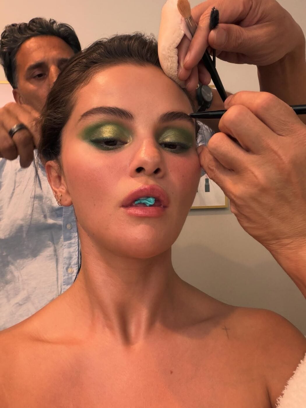 Η πράσινη απόχρωση στα μάτια της Selena Gomez είναι το καλοκαιρινό trend