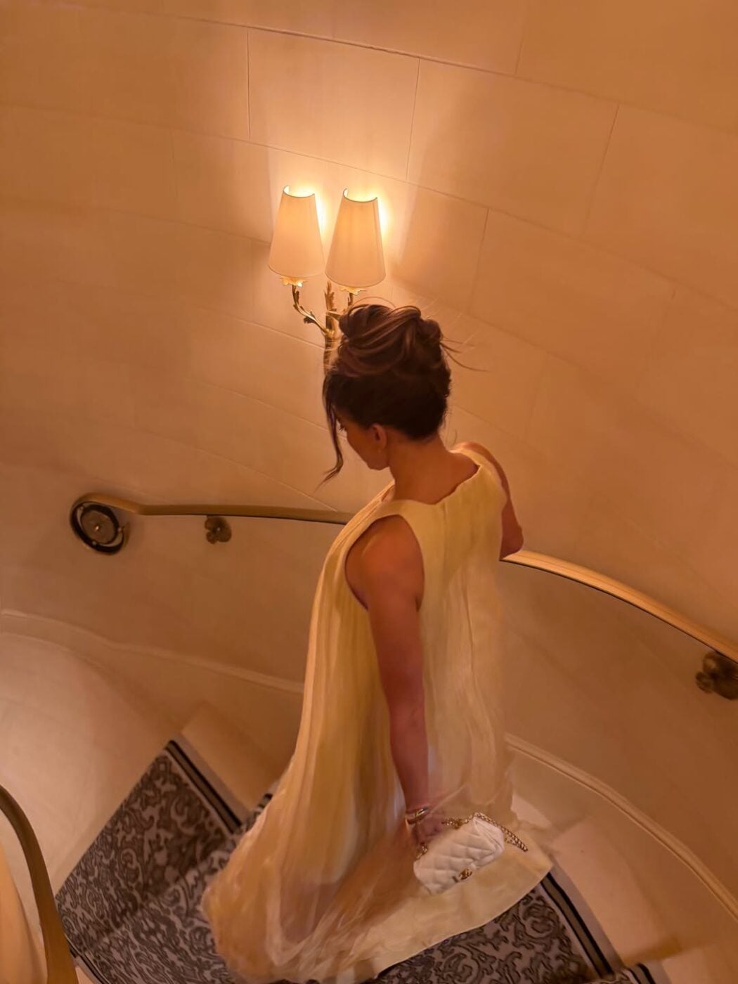 Απόλυτα chic ή super αποκαλυπτική: Η Jennifer Lopez στο Παρίσι δείχνει ότι μπορεί να είναι και τα δύο