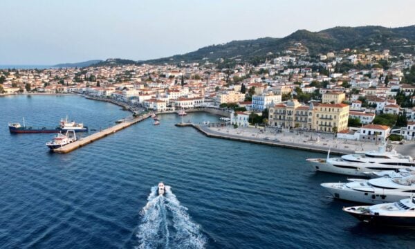 Βίντεο – Σπέτσες: Το νησί της Μπουμπουλίνας και της ναυτικής κληρονομιάς
