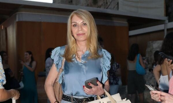 Έλλη Στάη: Κομψή εμφάνιση στο Ηρώδειο για την παράσταση «Εκάβη – Στη σκιά της Πολιτείας»