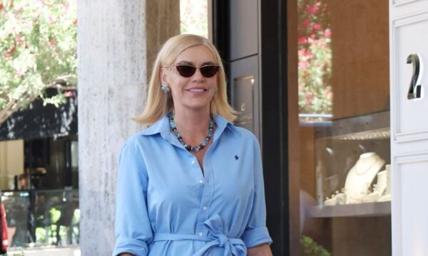 Σάσα Σταμάτη: Περίπατος στην καρδιά της Αθήνας με στυλάτο γαλάζιο shirt dress