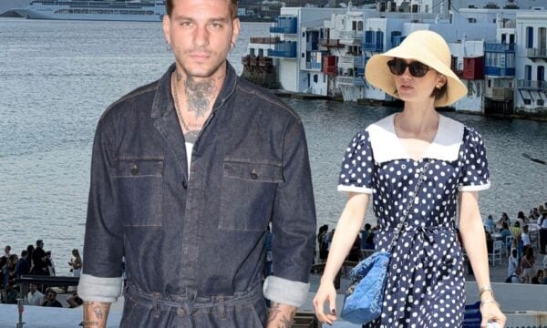 Ο Steve Milatos στο Emily in Paris – Αποκλειστικό υλικό από τα γυρίσματα