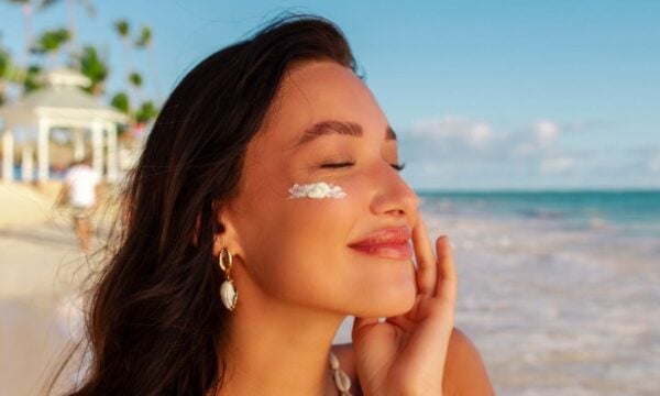 Sunscreen cocktailing: Μήπως η ανάμειξη αντηλιακών δεν είναι και τόσο σοφή επιλογή;