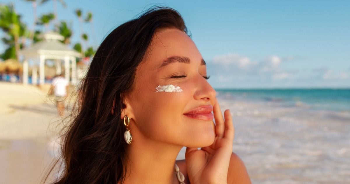 Sunscreen cocktailing: Μήπως η ανάμειξη αντηλιακών δεν είναι και τόσο σοφή επιλογή;