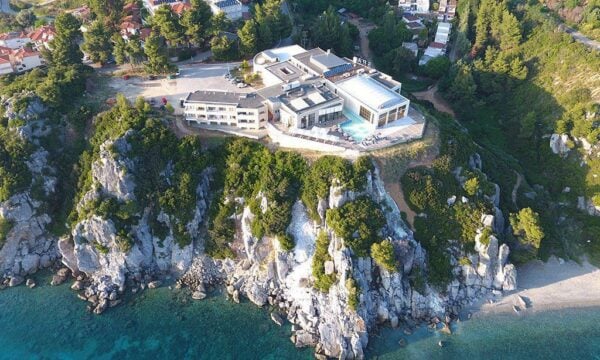 Θεσσαλονίκη: 1 ώρα και 41 λεπτά σε καταπράσινο τοπίο με καταγάλανα νερά και θερμές πηγές