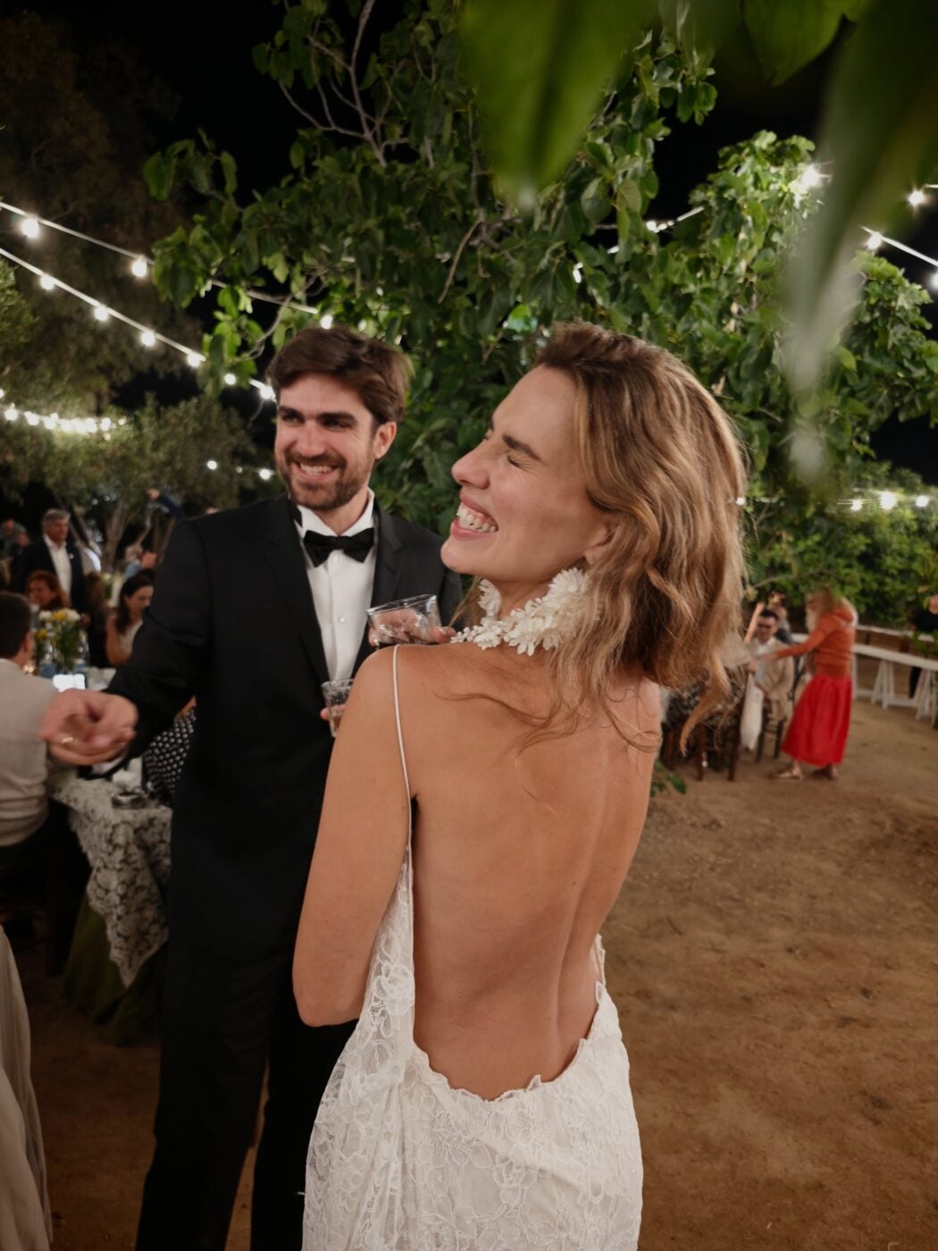 Μελία Κράιλινγκ: Η Ελληνίδα σταρ του «Emily in Paris» παντρεύτηκε τον εκλεκτό της στη Σύρο – Εικόνες, βίντεο