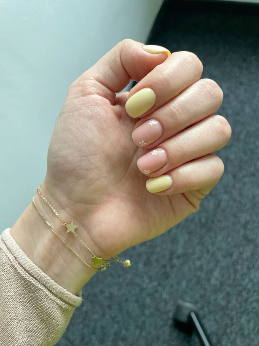 Butter yellow νύχια παραμένουν στα trends για δεύτερη συνεχόμενη χρονιά