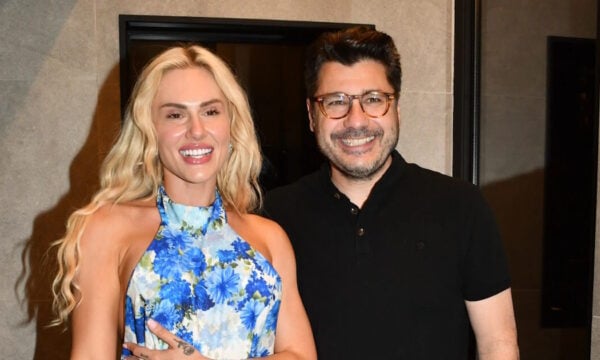 Λάμπρος Κωνσταντάρας: Χαλαρές στιγμές στην πισίνα του σπιτιού με τη σύντροφό του, Έλενα Τσαγκρινού – Βίντεο