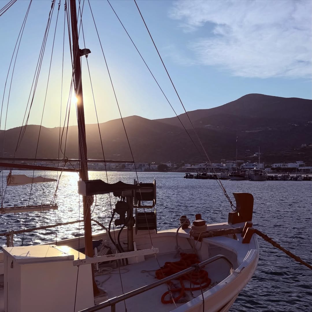 Ελένη Τσολάκη ξεκίνησε τις διακοπές της αγκαλιά με τον σύζυγό της, Παύλο Πετρουλάκη – Φωτογραφίες