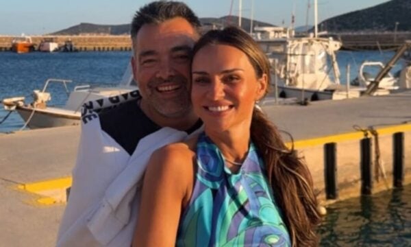 Ελένη Τσολάκη ξεκίνησε τις διακοπές της αγκαλιά με τον σύζυγό της, Παύλο Πετρουλάκη – Φωτογραφίες
