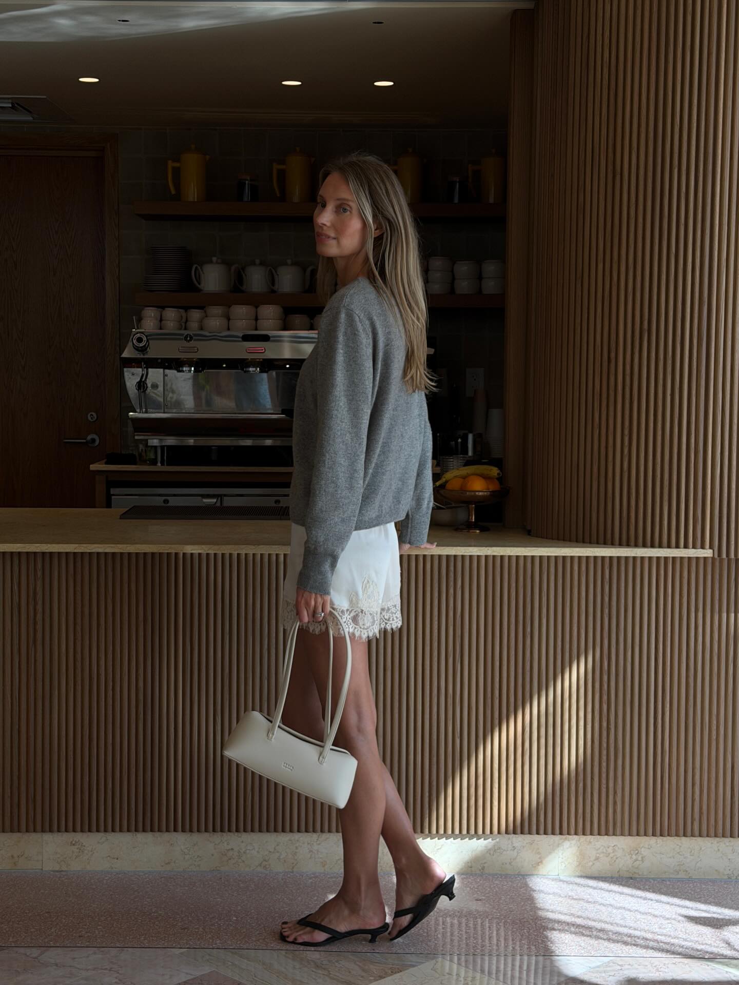 Lingerie shorts: Το σατέν σορτσάκι που θυμίζει εσώρουχο κάνει δυναμική επιστροφή στο καλοκαιρινό στυλ