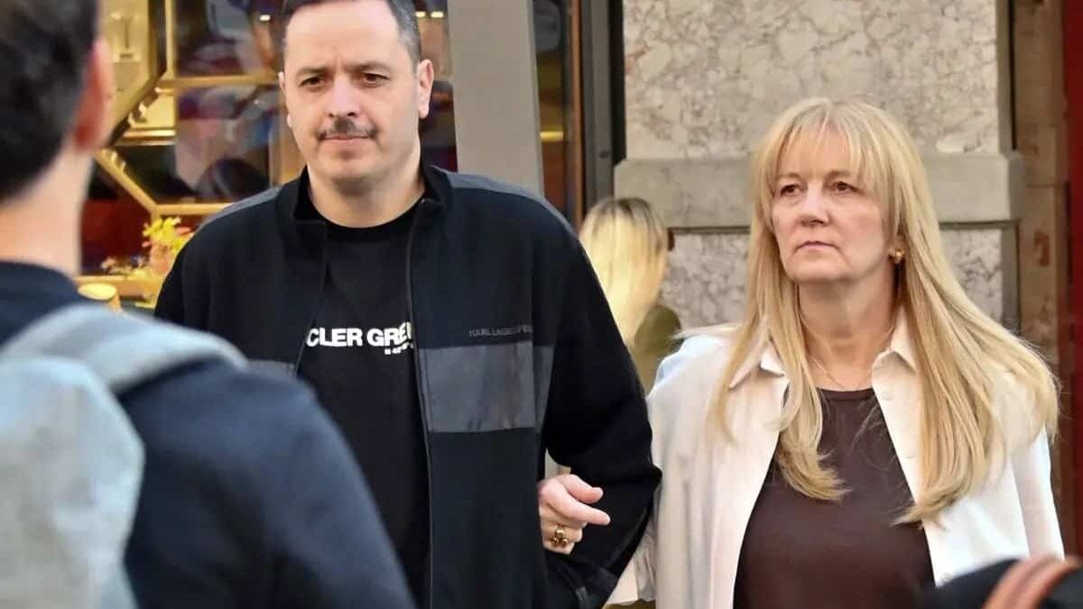 Αλέξανδρος Τσουβέλας: Γνωρίστε την εντυπωσιακή σύντροφο του κωμικού – Βόλτα στο κέντρο της Αθήνας