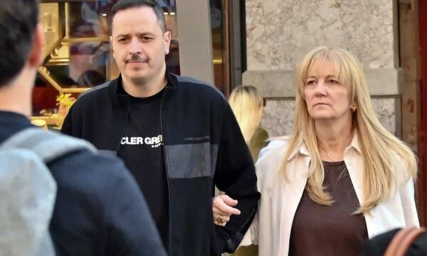 Αλέξανδρος Τσουβέλας: Γνωρίστε την εντυπωσιακή σύντροφο του κωμικού – Βόλτα στο κέντρο της Αθήνας