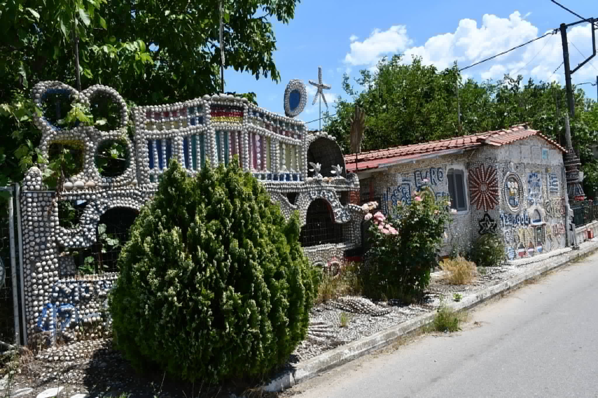 Το «σπίτι των κοχυλιών» και ο «Gaudí» του Παλαιόπυργου Λάρισας